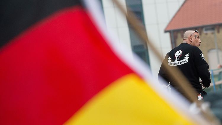 Über 17.000 von rund 32.000 politisch motivierten Straftaten gehen auf das Konto von Rechtsextremen.
