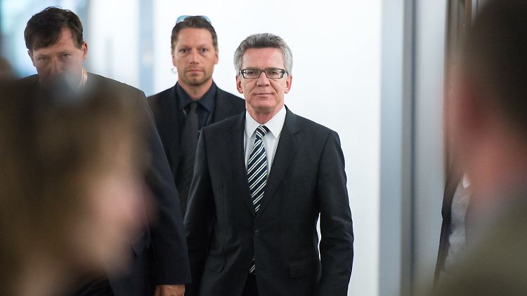 Thomas de Maizière verlässt den Sitzungssaal des Parlamentarischen Kontrollgremiums.