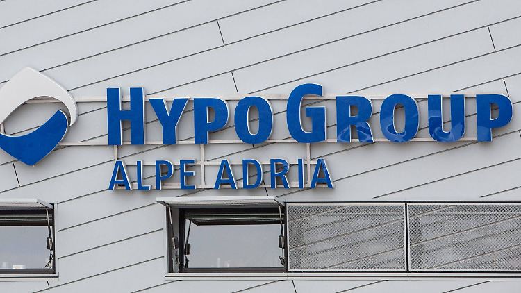 Die Hypo Group existiert bereits nicht mehr. Doch auch die Nachfolgerbank sorgt für großen Ärger.