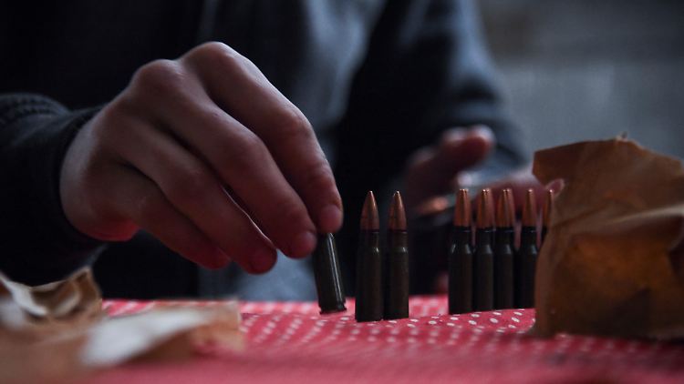 Ein ukrainischer Soldat lädt sein Gewehr