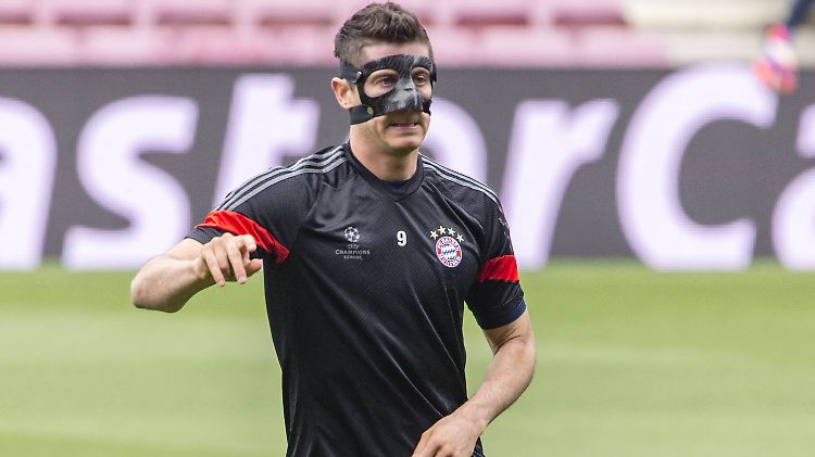 Robert Lewandowski wird mit Maske im Camp Nou stürmen.