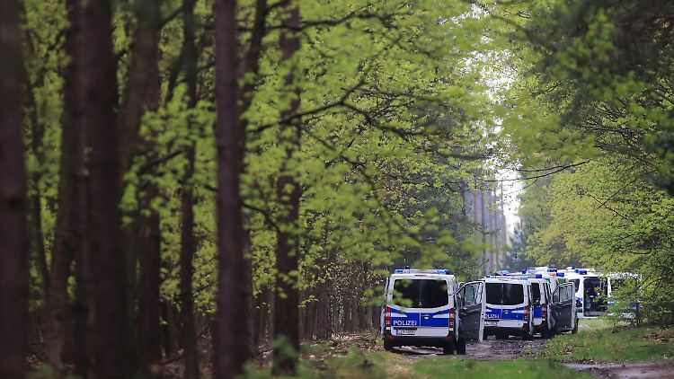 Ein Großaufgebot der Polizei ist an der Suche nach der kleinen Inga beteiligt: Einsatzfahrzeuge im Waldgebiet nahe Wilhelmshof.