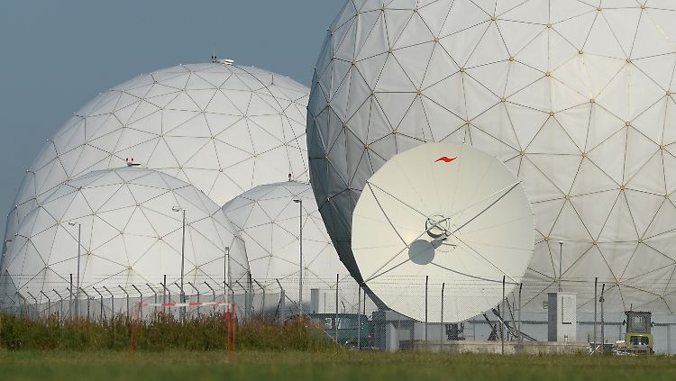 Radarkuppeln (Radome) auf dem Gelände der Bad Aibling Station bei Bad Aibling im Landkreis Rosenheim: Von hier aus soll der BND der NSA über Jahre hinweg geholfen haben, europäische Unternehmen und Politiker auszuforschen.