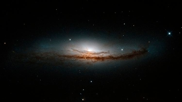 Interstellares Gas, das sich zu leuchtenden Sternen verdichtet: Das ist die Spiralgalaxie NGC 5793, mehr als 150 Millionen Lichtjahre von der Erde entfernt.