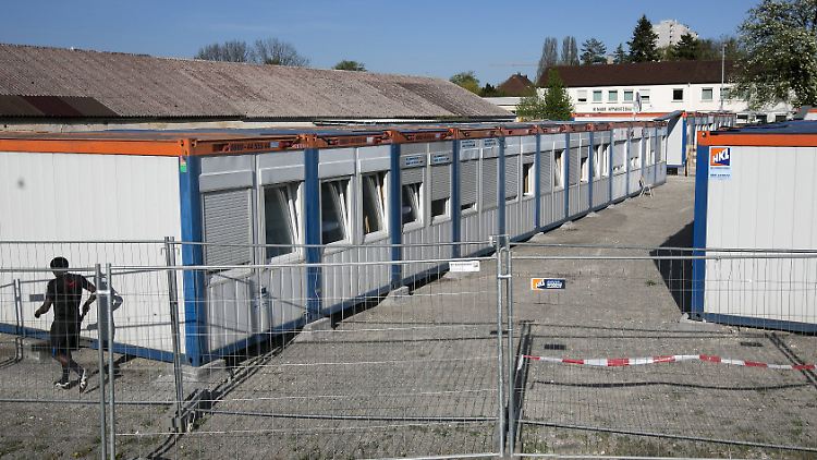 Wohncontainer für Flüchtlinge auf einem ehemaligen Betriebsgelände in Kirchheim/Teck (Baden-Württemberg).