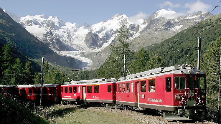 Ein Zug der Rhätischen Bahn auf der Bernina-Strecke im Kanton Graubünden