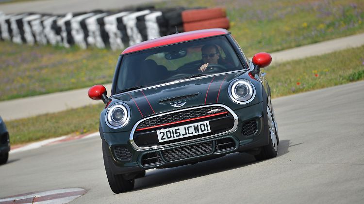 Der Mini John Cooper Works schreit förmlich danach, auch mal auf der Rennstrecke bewegt zu werden.