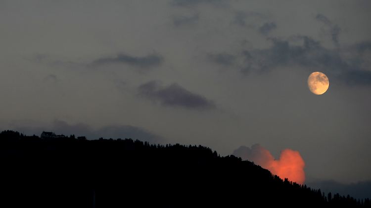 Der Mond über dem Tegelberg bei Schwangau.