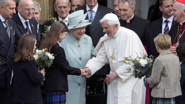 Queen Elizabeth II. empfängt den Papst in ihrer schottischen Residenz.