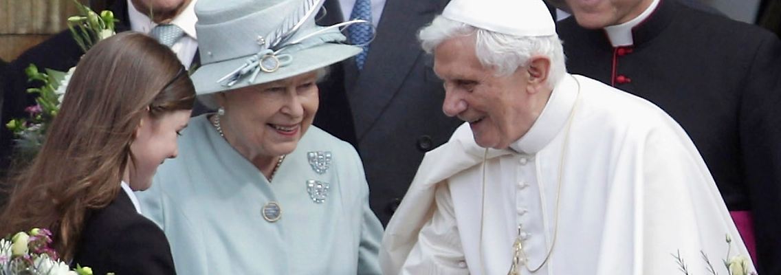 Queen Elizabeth II. empfängt den Papst in ihrer schottischen Residenz.