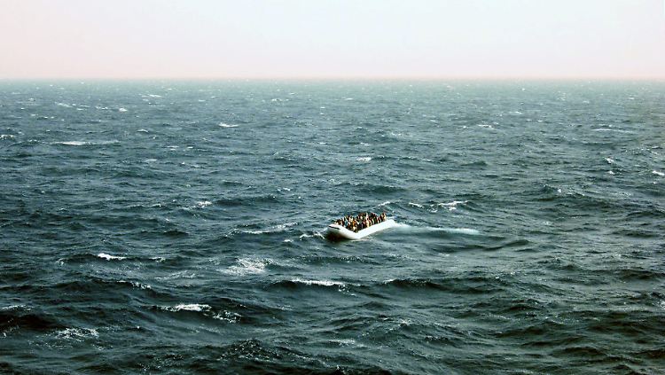 Flüchtlingsboote sind oft völlig überladen und für die raue See ungeeignet: Die Fahrt über das Mittelmeer wird dadurch lebensgefährlich.