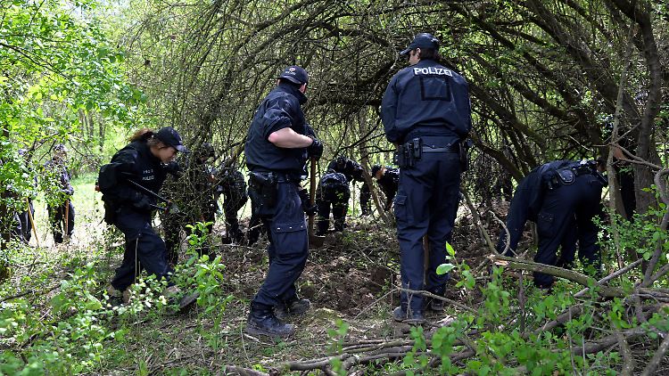 Etwa 60 Polizisten suchten mit Leichenspürhunden den Ort erneut ab.