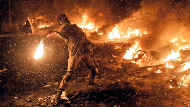 Ein Demonstrant wirft während der Maidan-Ausschreitungen einen Molotow-Cocktail. Die Aussetzung der Verhandlungen um ein Assoziierungsabkommen lösten die Proteste aus.