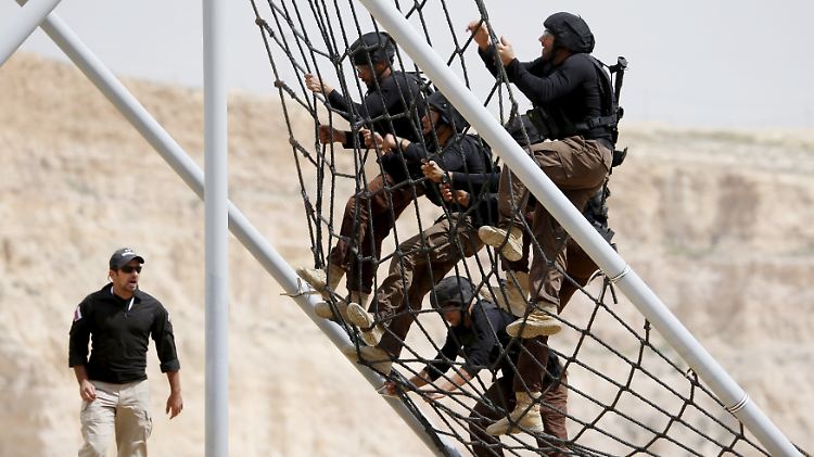Weitere Ausbildungslager in der Türkei, in Katar und in Saudi-Arabien sind geplant.