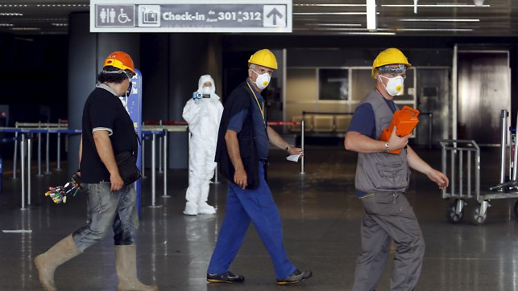 Ruß und Rauchgase im Terminal 3: Noch während die Brandermittler Beweismittel sichern, rücken in Rom-Fiumicino die ersten Arbeiter an.