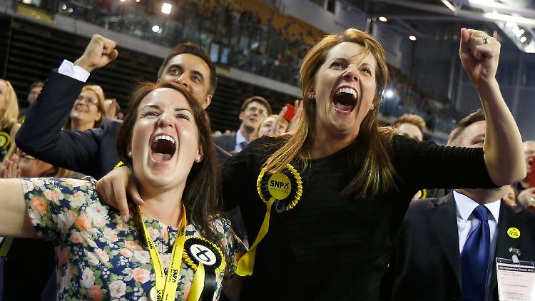 So sehen Sieger aus: In einem Wahllokal in Glasgow feiern SNP-Mitglieder die vorläufigen Auszählungsergebnisse.
