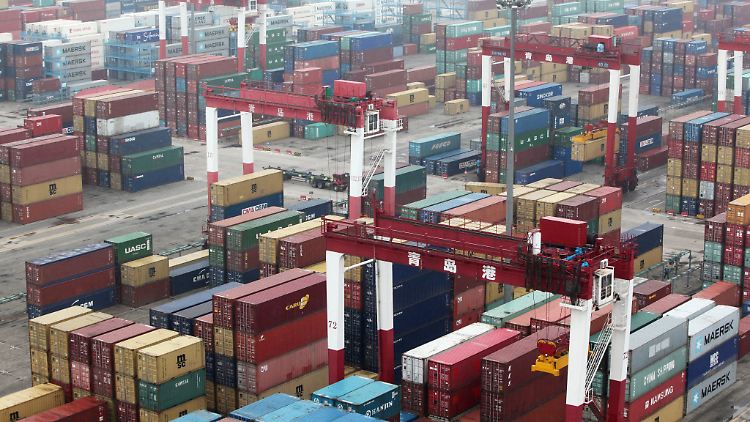 Container im Hafen von Qingdao.