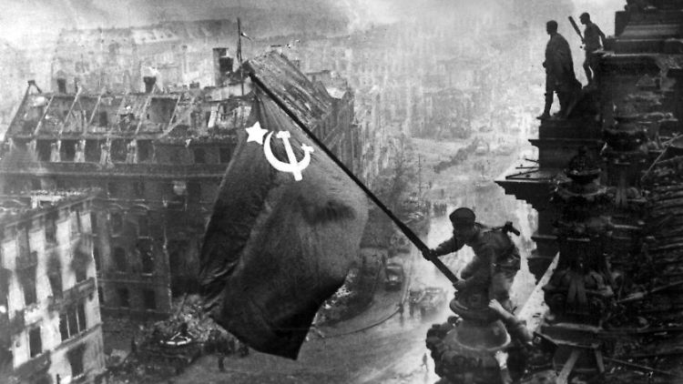 2. Mai 1945: Ein sowjetischer Soldat hisst die sowjetische Flagge auf dem Berliner Reichstag.
