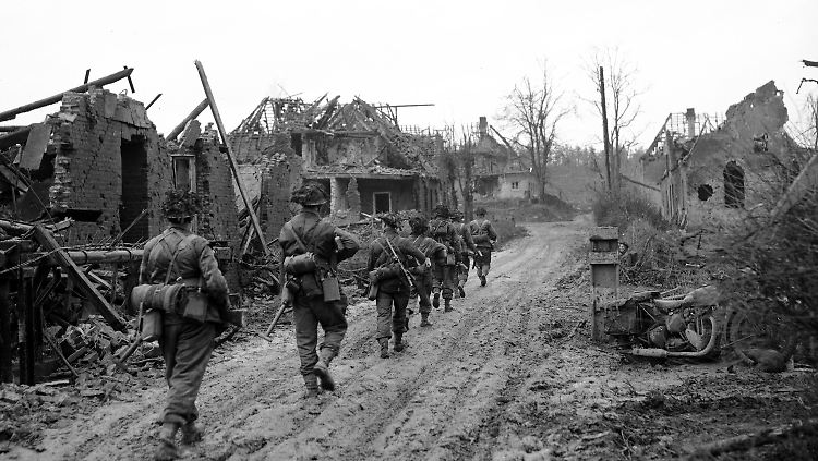 Britische Soldaten eines schottischen Regiments im Februar 1945 in einer niederländischen Ortschaft nahe der deutschen Grenze.