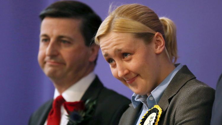 Mhairi Black von den schottischen Nationalisten und der unterlegene Labour-Politiker Douglas Alexander.