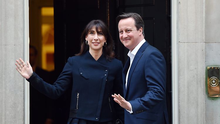 Der Morgen danach: David Cameron, hier mit Ehefrau Samantha, geht wohl mit bester Laune auf Arbeit.