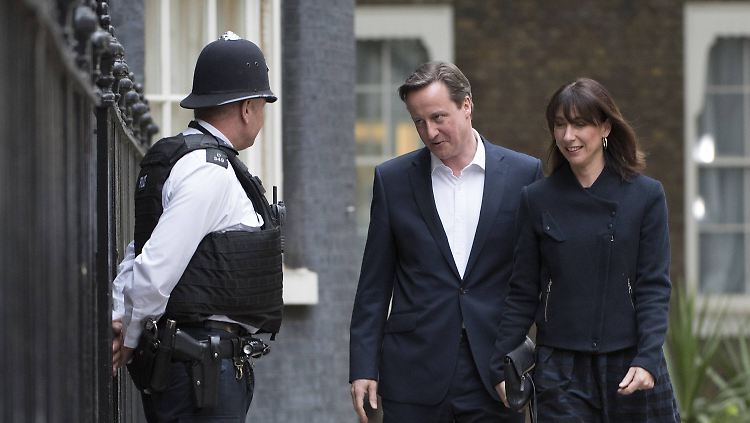 Klarer Wahlsieger: David Cameron mit Frau Samantha am Morgen nach der Wahl.