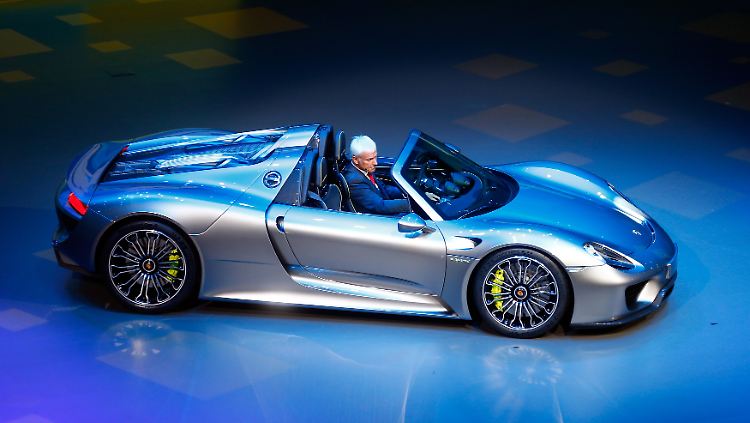 Porsche-Chef Müller in einem Porsche 918 Spyder hybrid. Darauf setzt der Zuffenhausener Sportwagenbauer.