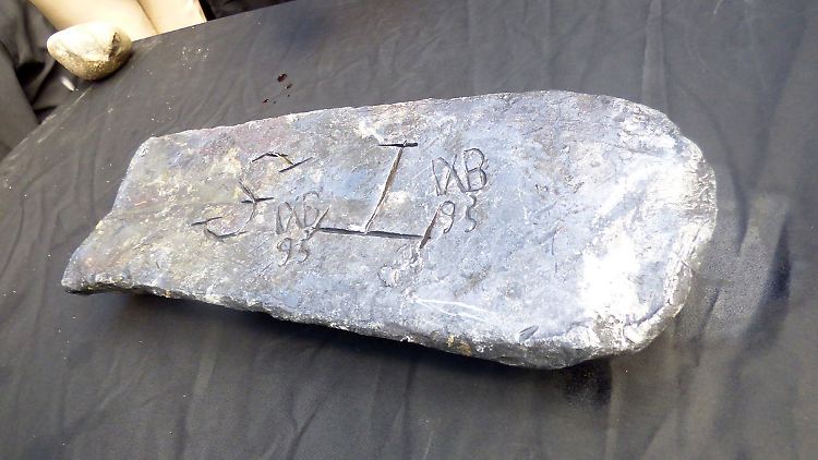Der 50 Kilogramm schwere Silberbarren wurde dem madagassischen Präsidenten  Rajaonarimampianina übergeben.