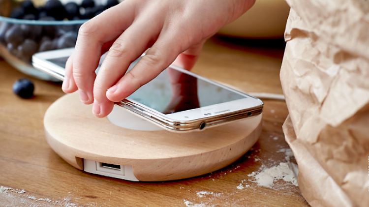 Auch für die Küche bietet Ikea kabellose Ladestationen fürs Smartphone an.