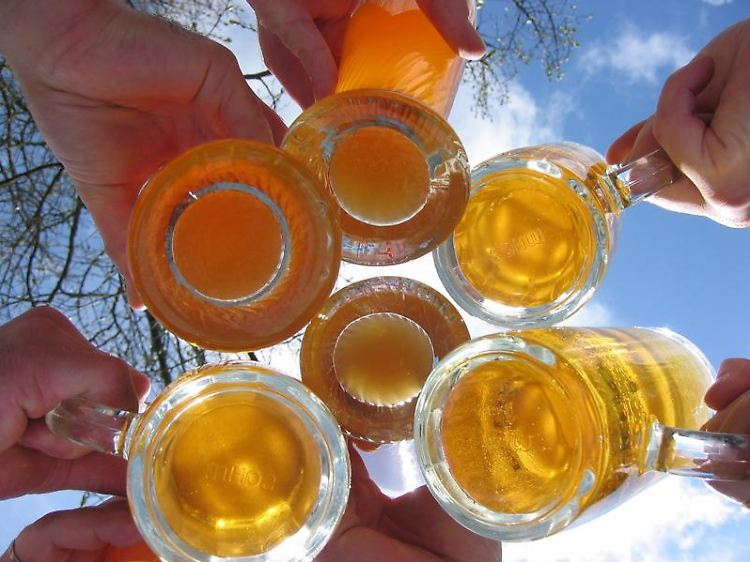 Auch beim vielleicht abgelegensten Oktoberfest der Welt, im australischen Dorf Jundah, wird mit Bier angestoßen.