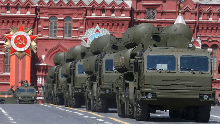 Das S-400 Triumpf wurde bereit 1985 entwickelt. Es ist ein mobiles allwetterfähiges Langstrecken-Boden-Luft-Raketen-System zur Bekämpfung von Flugzeugen und Marschflugkörpern in allen Flughöhen.