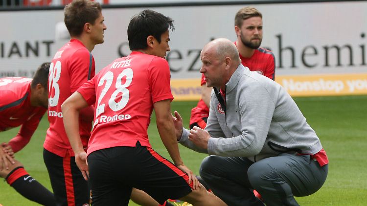 Sieht das nach einem angespannten Verhältnis aus? Thomas Schaaf im Kreis seiner Eintracht-Spieler.