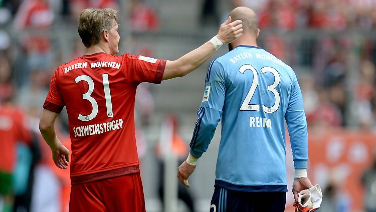 Bayerns Keeper Reina musste früh vom Platz, nach einem Foul an Raul Bobadilla.