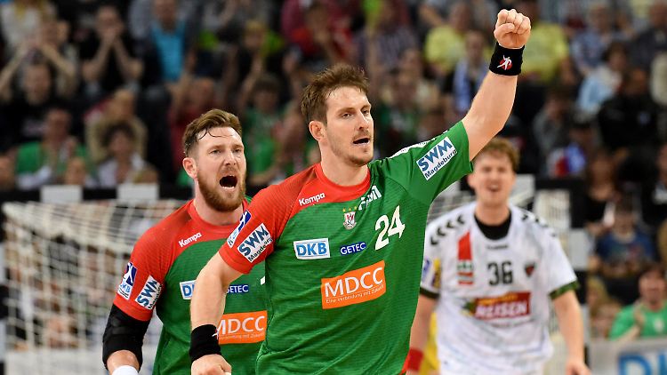 Michael Haaß (vorne) und Fabian van Olphen vom SC Magdeburg jubeln über den Einzug ins Pokalfinale.