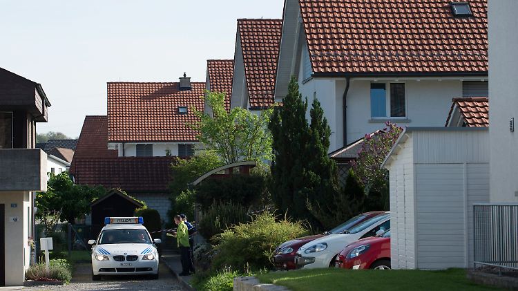 In einer Reihenhaussiedlung im schweizerischen Würenlingen ist es offenbar zu einer tödlichen Schießerei gekommen.