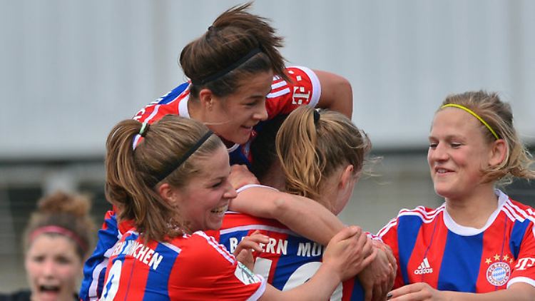 Auf dem Balkon dann mit den Bayern-Männern: Frauen des FCB sind auch Meister.