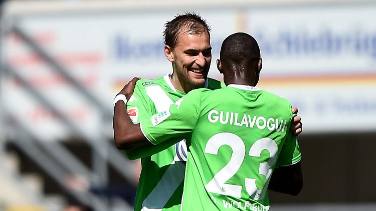 Doppeltorschütze Bas Dost lässt sich von seinem Teamkollegen Josuha Guilavogui feiern.