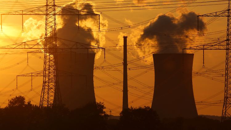 Die Sonne geht unter hinter den Kühltürmen des Atomkraftwerks Grafenrheinfeld in Unterfranken.
