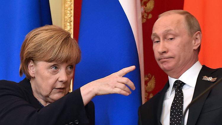 Öffentliche Attacke: Bundeskanzlerin Merkel macht Russlands Präsident Putin ihre Sicht der Dinge deutlich.