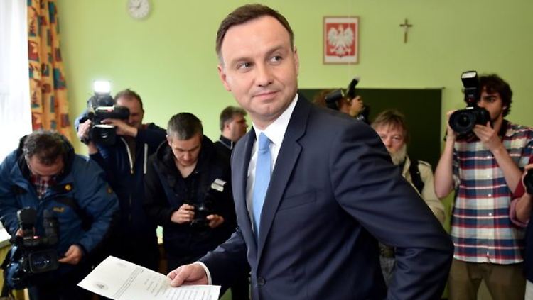 Andrzej Duda liegt in ersten Wählerbefragungen vorn.