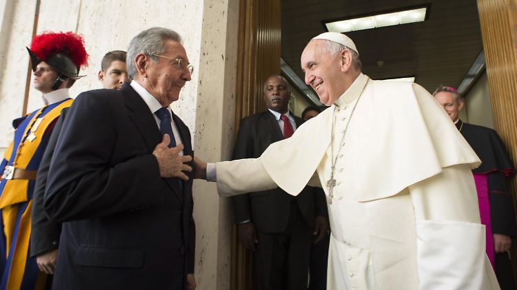 Papst Franziskus empfängt zum ersten Mal den kubanischen Präsidenten Raul Castro im Vatikan.
