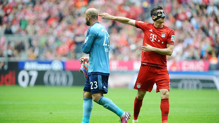 Du muss raus: Robert Lewandoski scheint seinem Kollegen Pepe Reina den Weg zu weisen.
