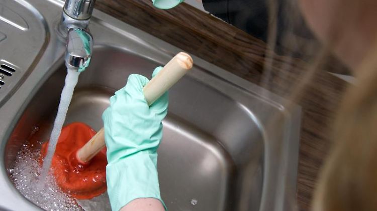 Es geht auch oft ohne chemische Reinigungsmittel: Ein Pömpel pumpt Verstopfungen aus den Leitungen. Im Becken voll Wasser wird der Pömpel dazu über dem Abfluss auf- und abbewegt.
