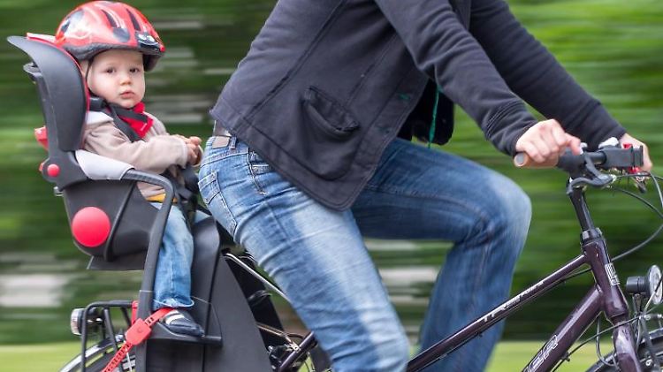 Gut geschützt: Die Deutsche Verkehrswacht rät Eltern zu Kindersitzen hinter dem Radfahrer.  