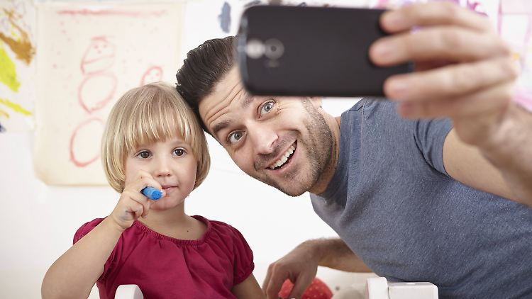 Ein Selfie mit dem Nachwuchs? Kann man machen, muss man aber nicht gleich posten. 