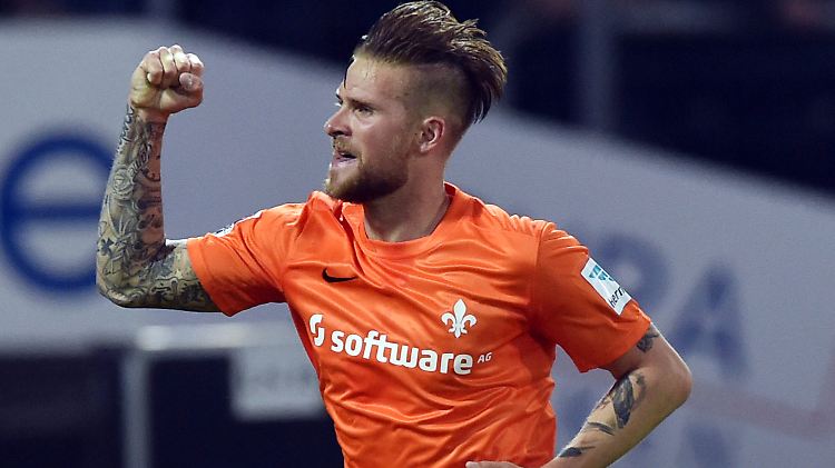 Der Darmstädter Tobias Kempe bejubelt seinen Treffer zum 1:0. Durch den Sieg in Karlsruhe können die Darmstädter weiter vom Durchmarsch in die 1. Liga träumen.