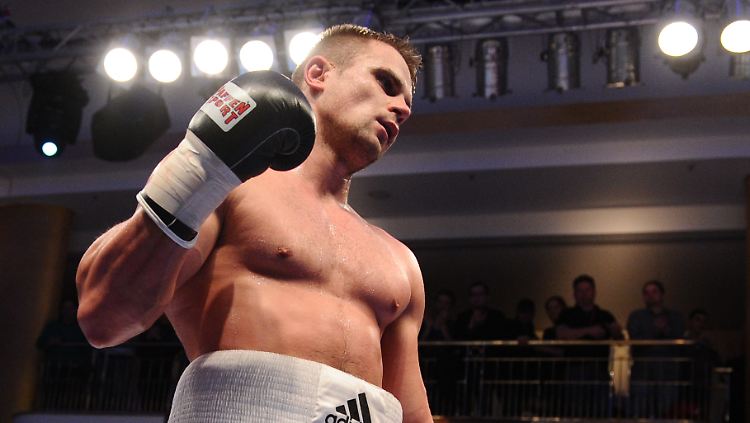 Dennis Boizow im Ring: Der Schwergewichtsboxer liegt derzeit im künstlichen Koma.