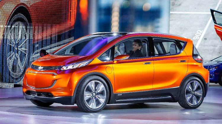 Der Chevrolet Bolt könnte in Deutschland ab 2018 unter dem Opel-Logo rollen und mindestens 300 Kilometer mit einer Batteriefüllung zurücklegen.