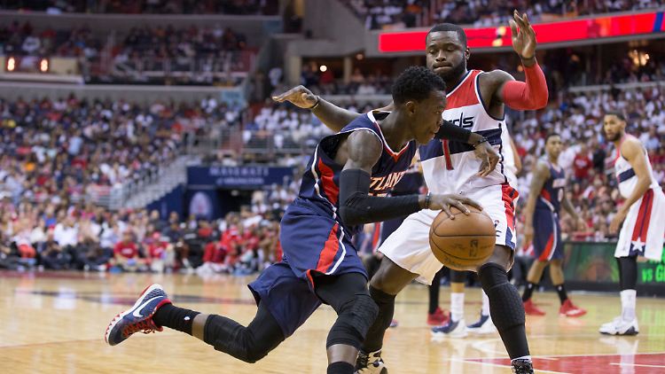 Der Atlanta-Hawks-Star Dennis Schröder (l.) war mit fast 30 Minuten ungewohnt lange auf dem Parkett.