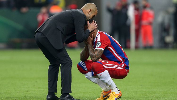 Josep Guardiola erlebt schwere Wochen beim FC Bayern, sie begannen mit dem dramatischen Pokalaus gegen Borussia Dortmund. Da tröstete er noch, inzwischen braucht er selbst Trost.